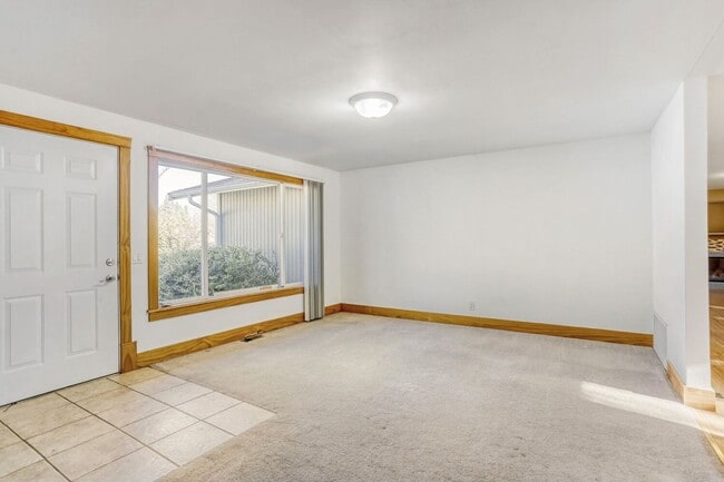 Building Photo - Amazing 3bed/1.5bath with Attached Garage in Kirkland!