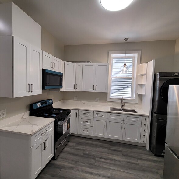 Building Photo - 2306 S Oakley Ave