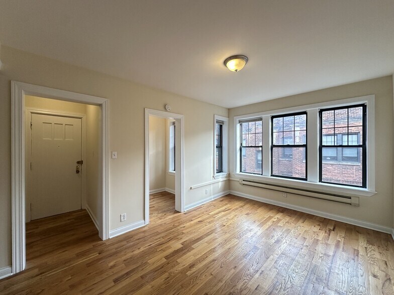 Building Photo - 4211 N Wolcott Ave