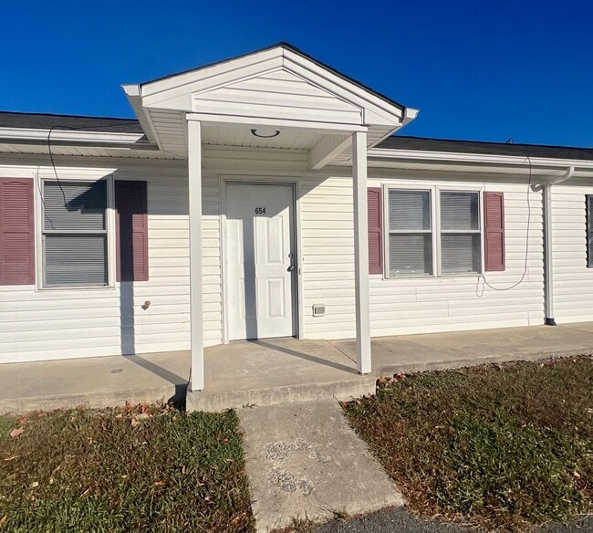 Building Photo - Two bedroom, one bath apartment in Burlington