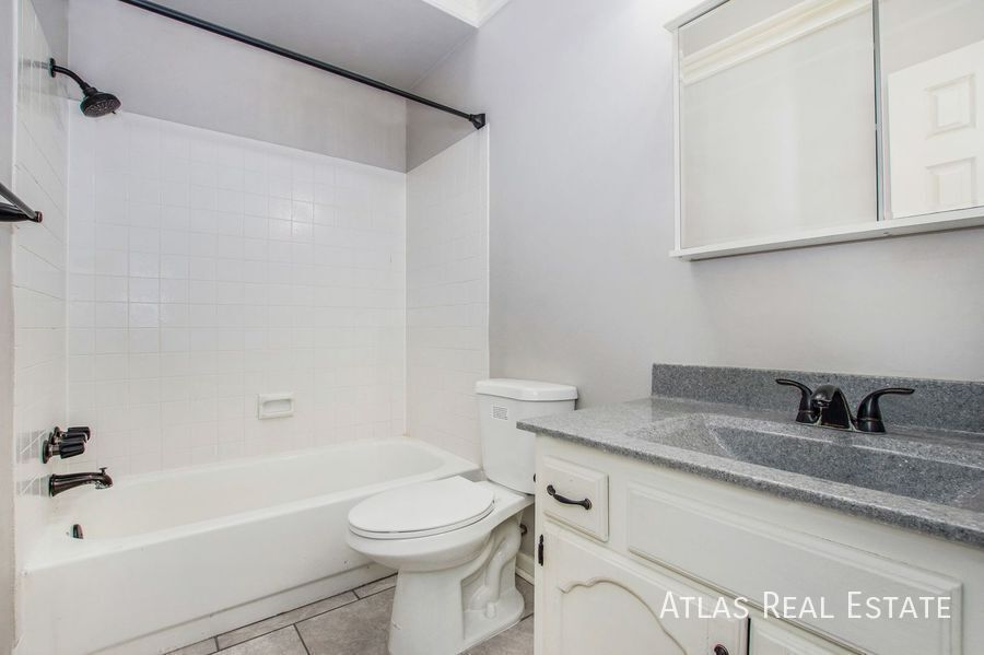 Building Photo - 301 SE Onyx Dr