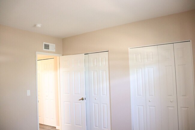 Building Photo - Nice Townhome