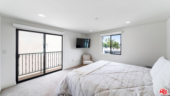 Building Photo - 1146 Hacienda Pl