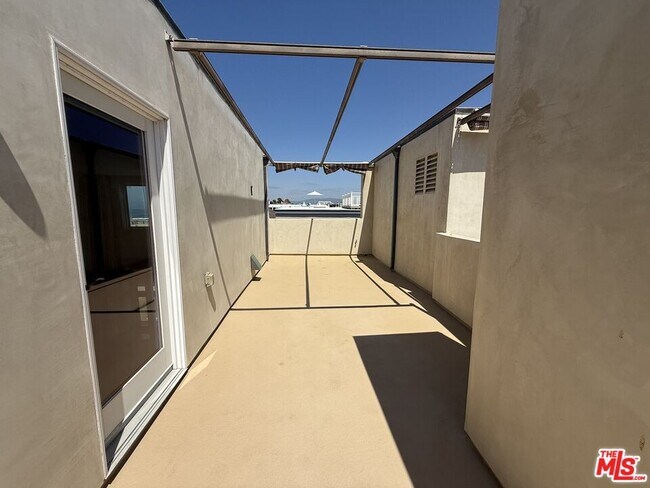 Building Photo - 2 Catamaran St