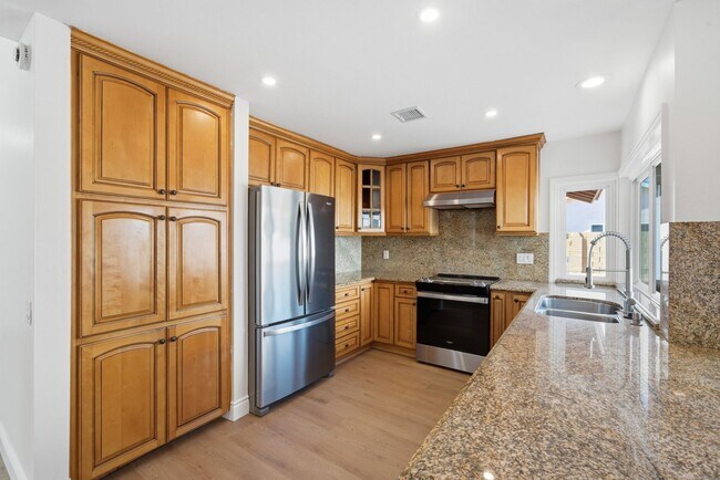 Building Photo - Beautifully Updated Huntington Beach 3 Bedroom / 2 Bathroom Home