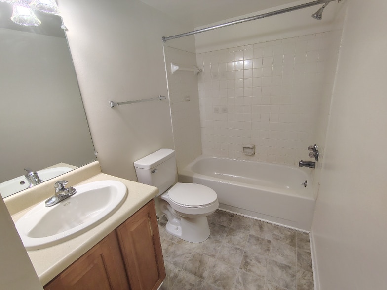 Building Photo - 600 Reusens Rd