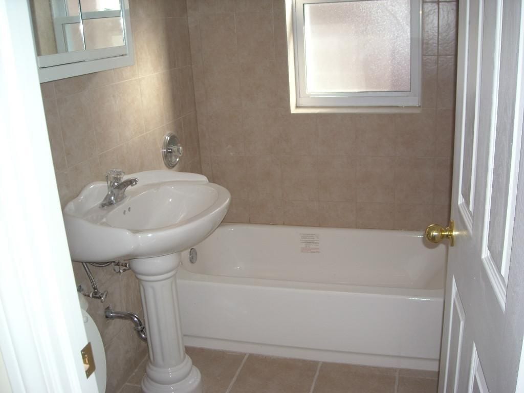 Building Photo - 2200 W Foster Ave