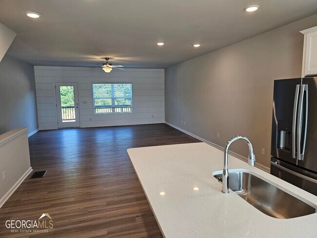 Building Photo - 6 Iron Dr