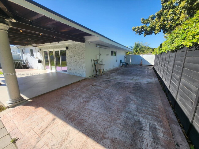 Building Photo - 4301 SW 85th Ave