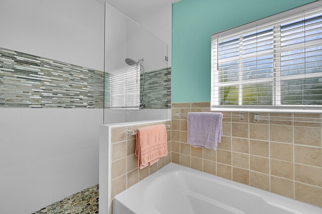 Building Photo - 2922 Port Royale Ln S