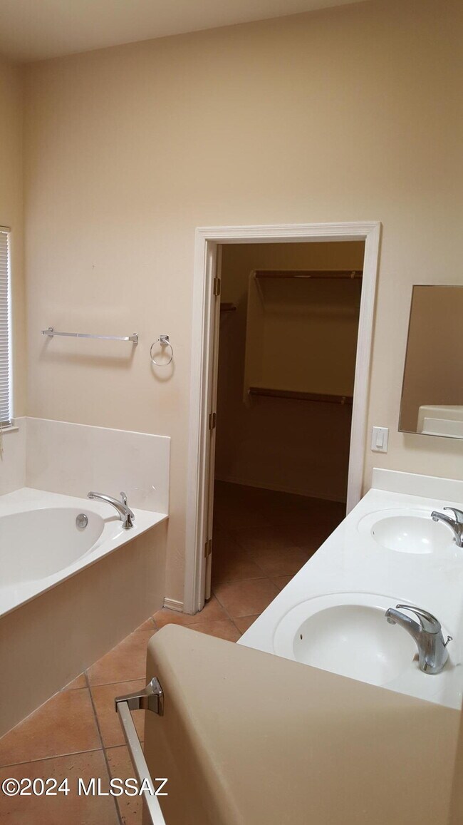 Building Photo - 13660 E High Plains Ranch St