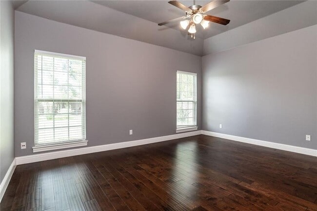 Building Photo - 1201 SW Willowbend Ave