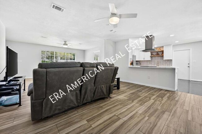 Building Photo - 614 Merioneth Dr NE