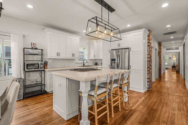 Building Photo - 2200 Hurley Ave