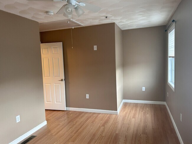 Building Photo - 933 Varnum Ave