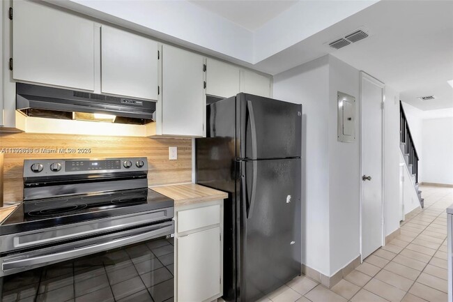Building Photo - 6141 SW 42nd Ct