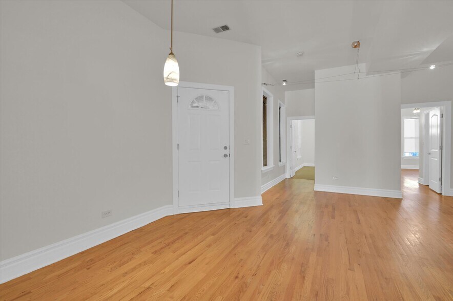 Building Photo - 4856 S Prairie Ave