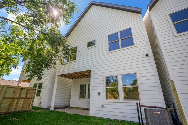 Building Photo - 4201 Oats St