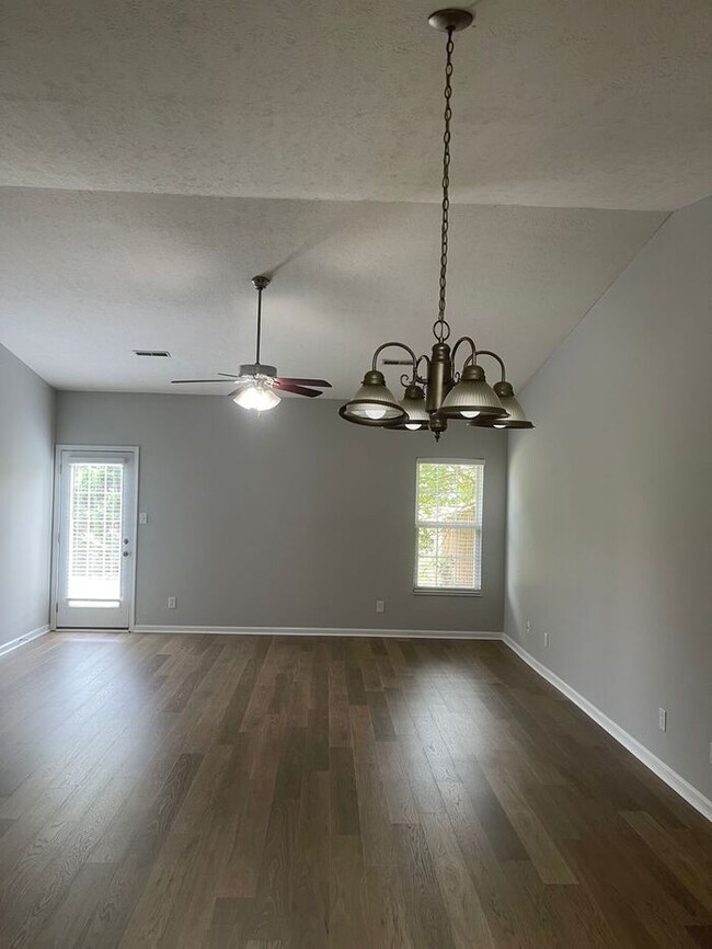 Building Photo - 2 bed, 2 bath, 2 car garage, ranch style t...