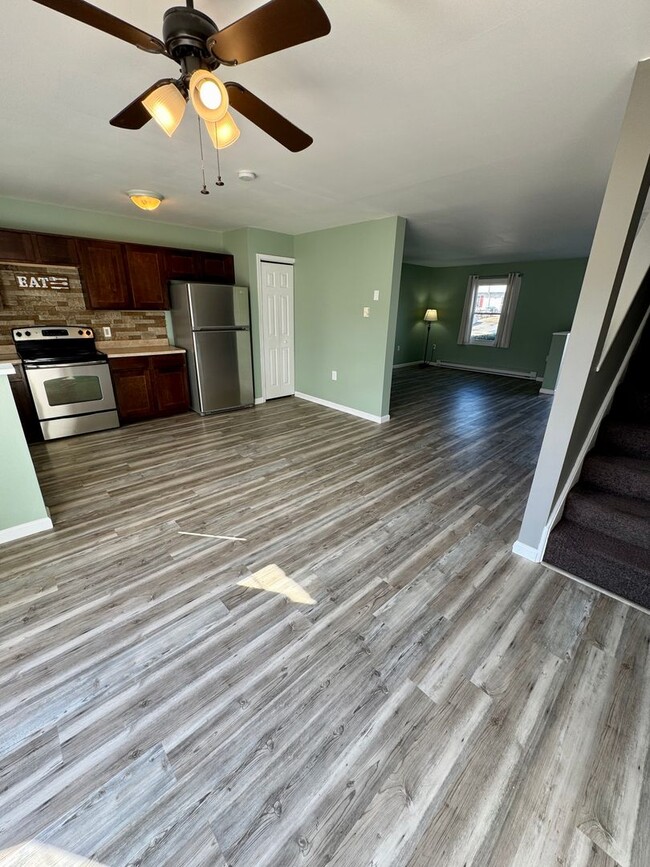 Building Photo - Beautifully Updated 3 Bedroom 1.5 Bath Tow...