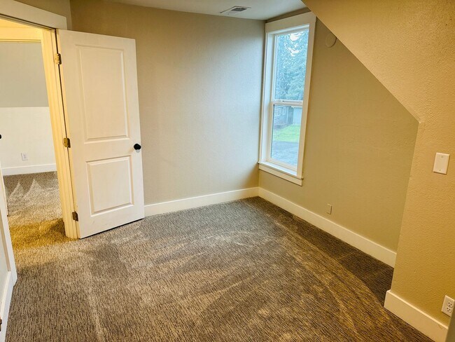 Building Photo - Charming Vintage Farm House