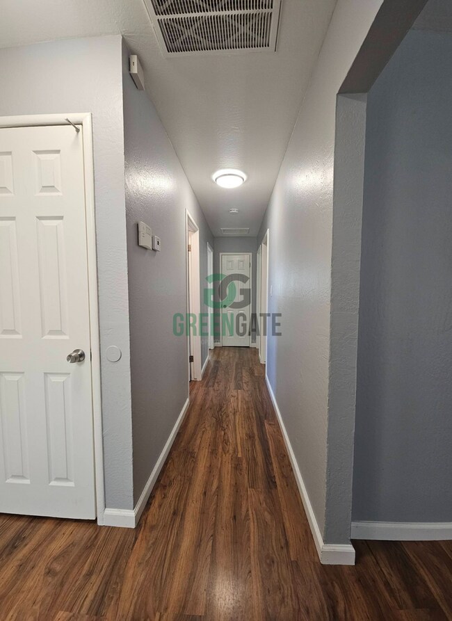 Building Photo - NOW AVAILABLE! 3 Bedroom, 1 Bathroom Home ...