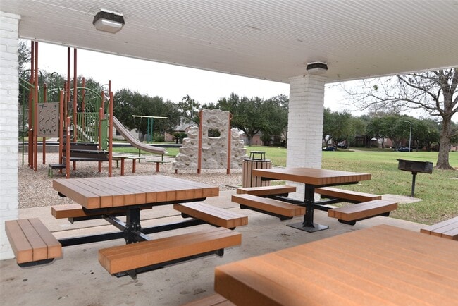 Building Photo - 122 Kentwood Ridge Ct