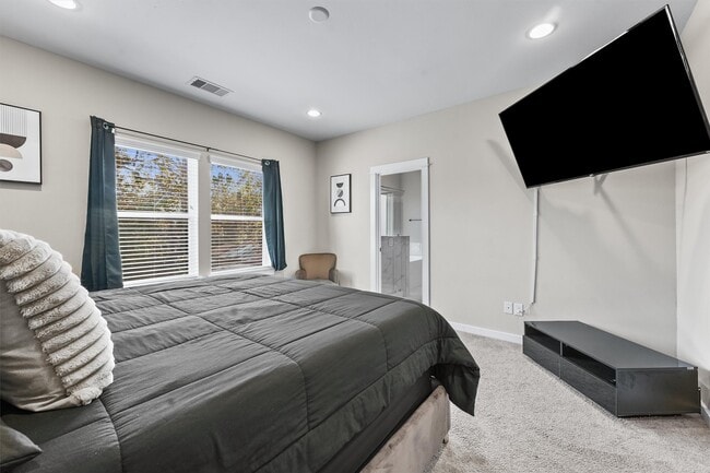 Building Photo - 6704 Parker Grv Ln