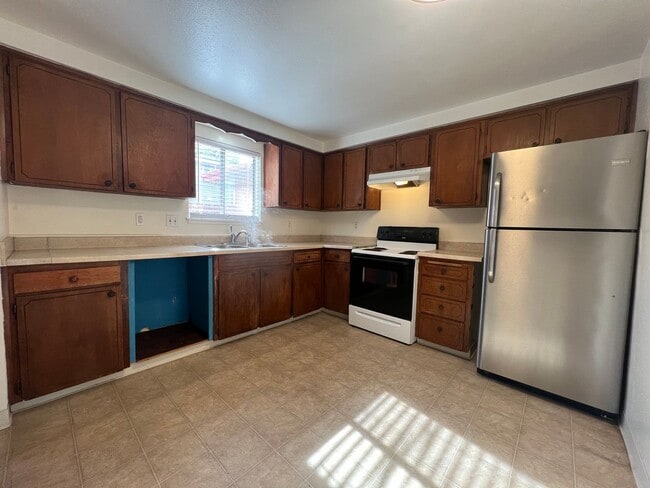 Building Photo - Two bedroom apartment | Available End of March