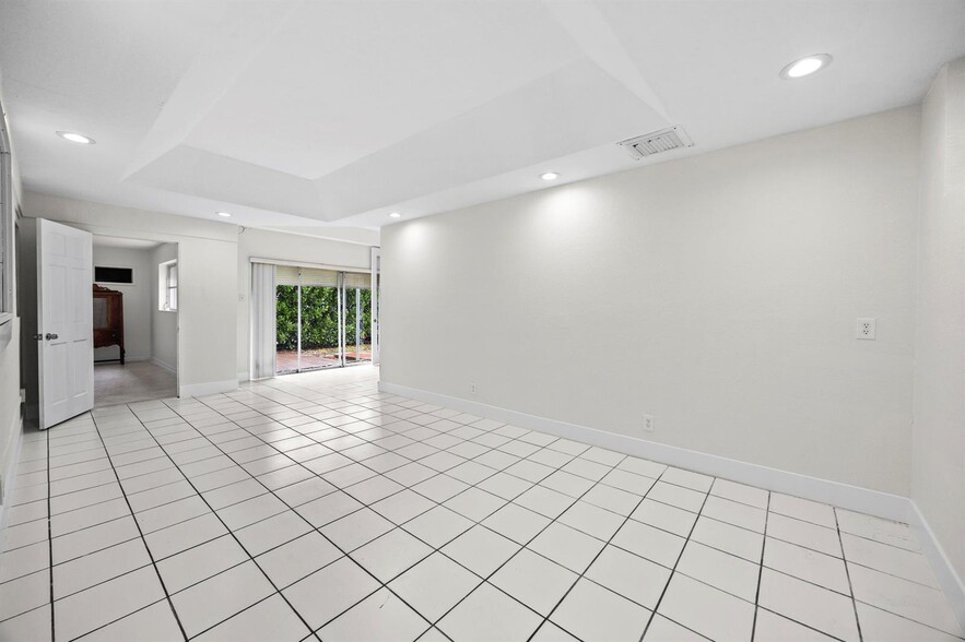 Building Photo - 1828 N Palmway