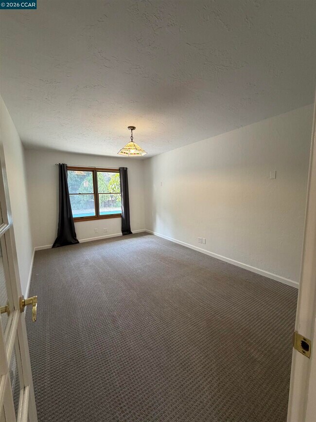 Building Photo - 2994 Roundhill Rd