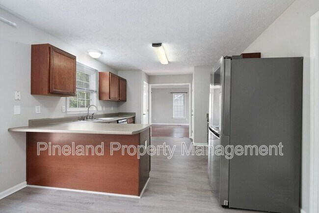 Building Photo - 320 Roundtree Dr