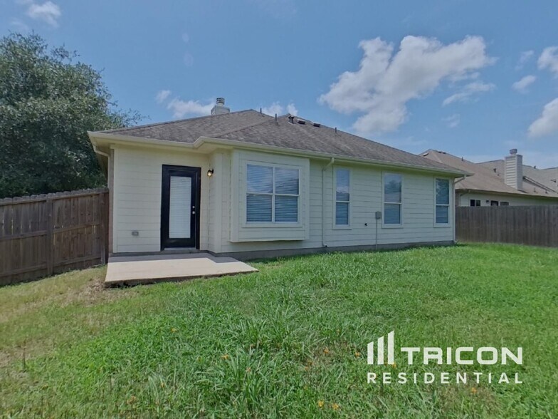 Building Photo - 28818 Hidden Cove Dr