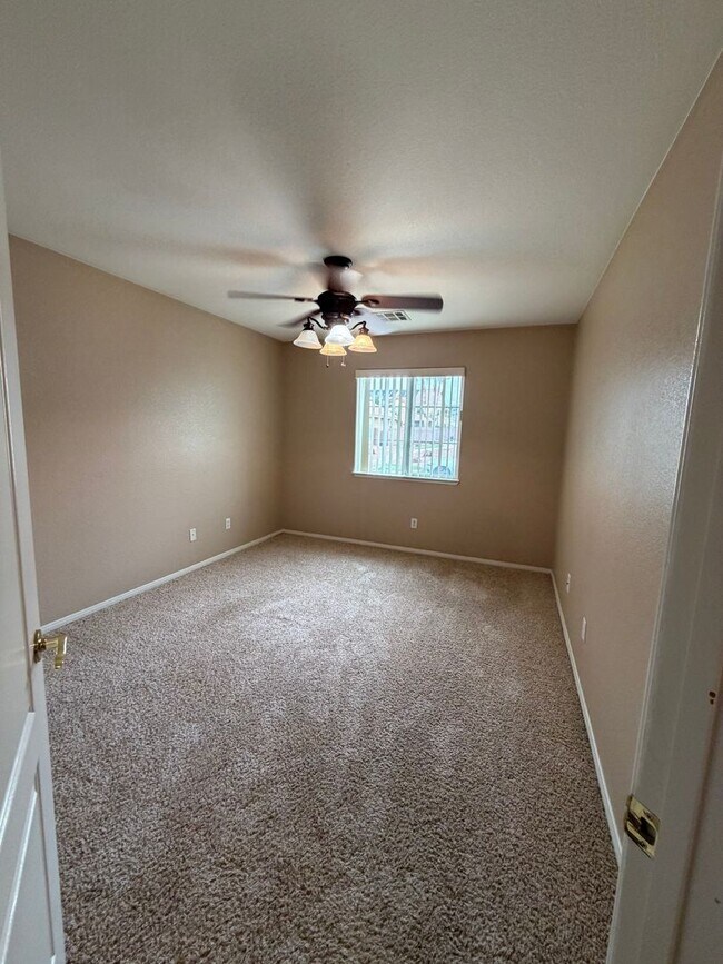 Building Photo - Spacious 4 bedroom