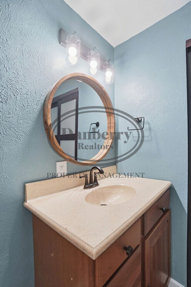 Building Photo - 1133 N Byrne Rd