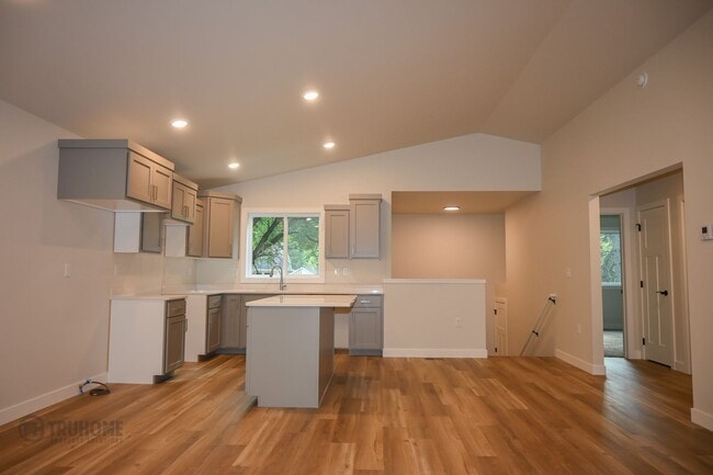 Building Photo - *RENT SPECIAL* Spacious 4 Bed, 2 Bath Sing...