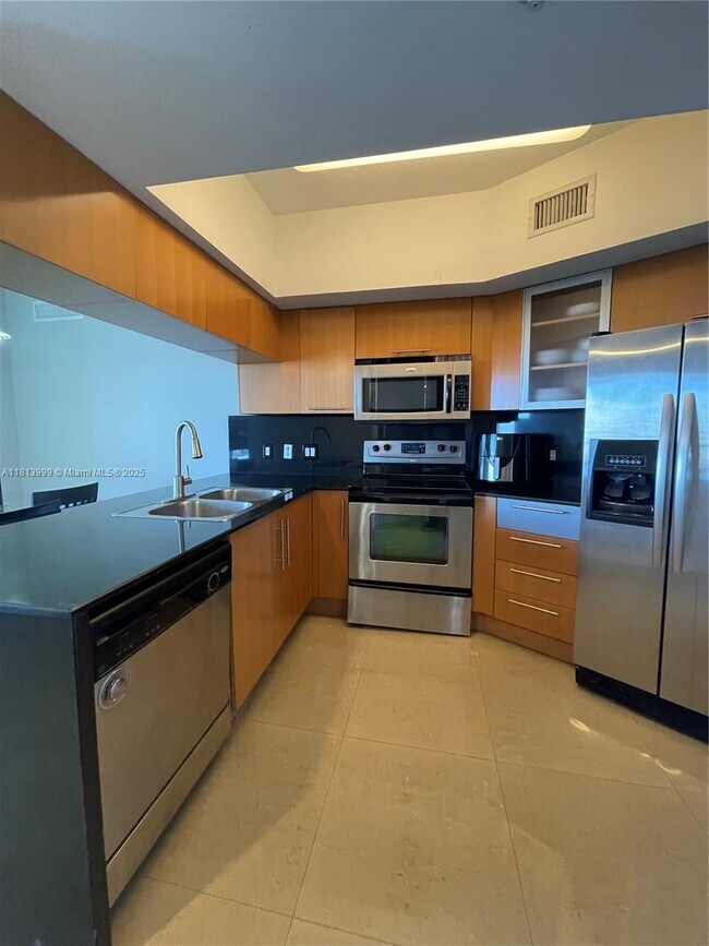 Building Photo - 1750 N Bayshore Dr
