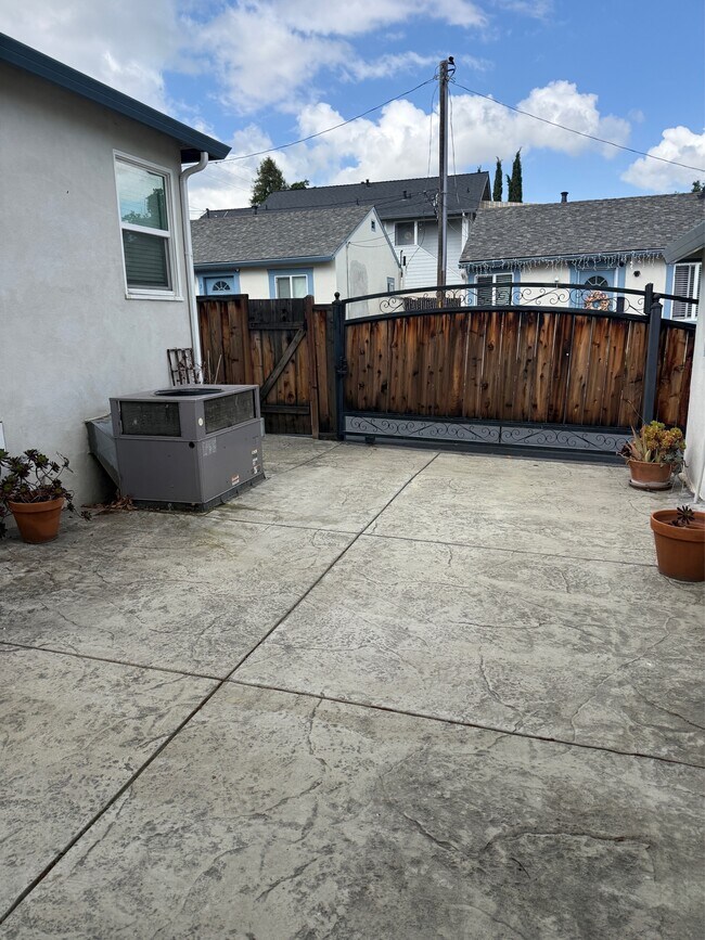 Building Photo - 4059 Vineyard Ave