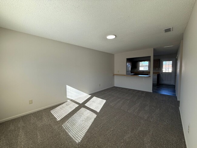 Building Photo - 2 bedroom, 1 bath Duplex