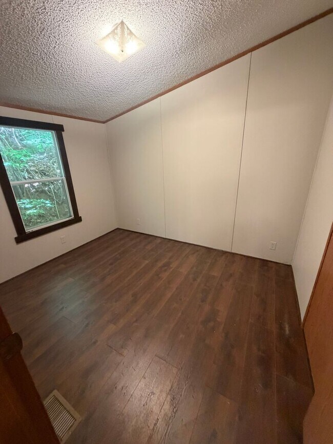 Building Photo - 3 Bedroom 2 Bathroom Doublewide on Private Lot Near Lake Junaluska