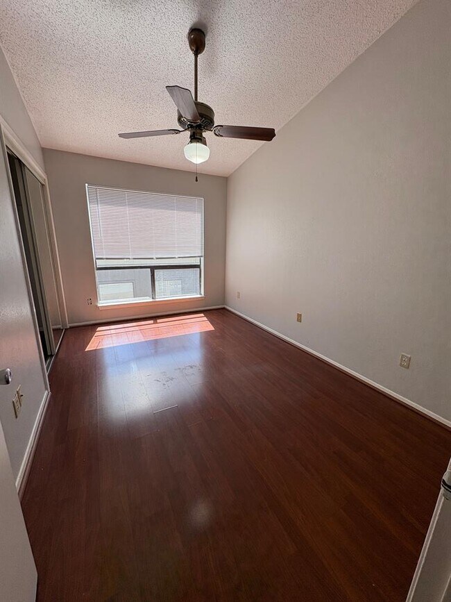 Building Photo - 806 W 24th St