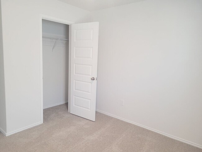 Building Photo - "Like New" 1-story | 4 bedroom | 2 bath home on quiet cul-de-sac with no neighbors behind in tran...