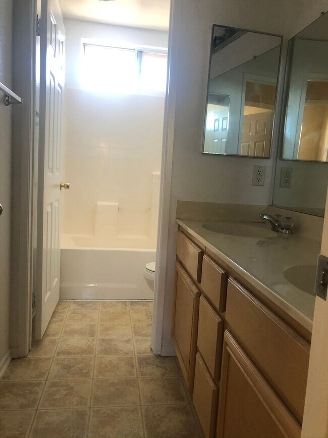 Building Photo - Spacious 4bd/2.5ba house in Moreno Valley on Blazer Ct!