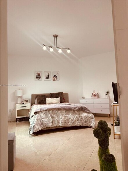 Building Photo - 350 S Miami Ave