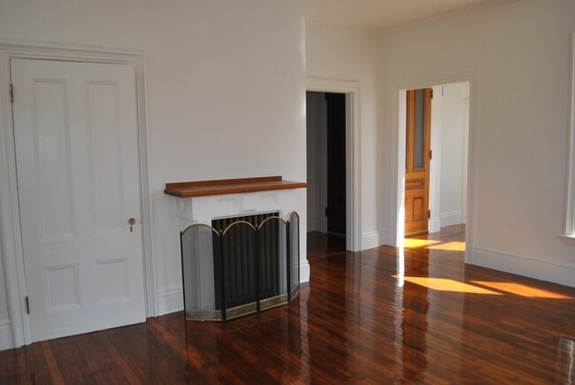 Building Photo - 52A King St
