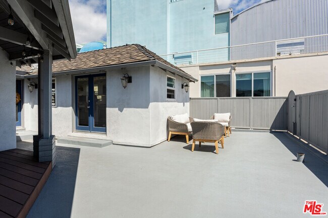 Building Photo - 444 S Roxbury Dr