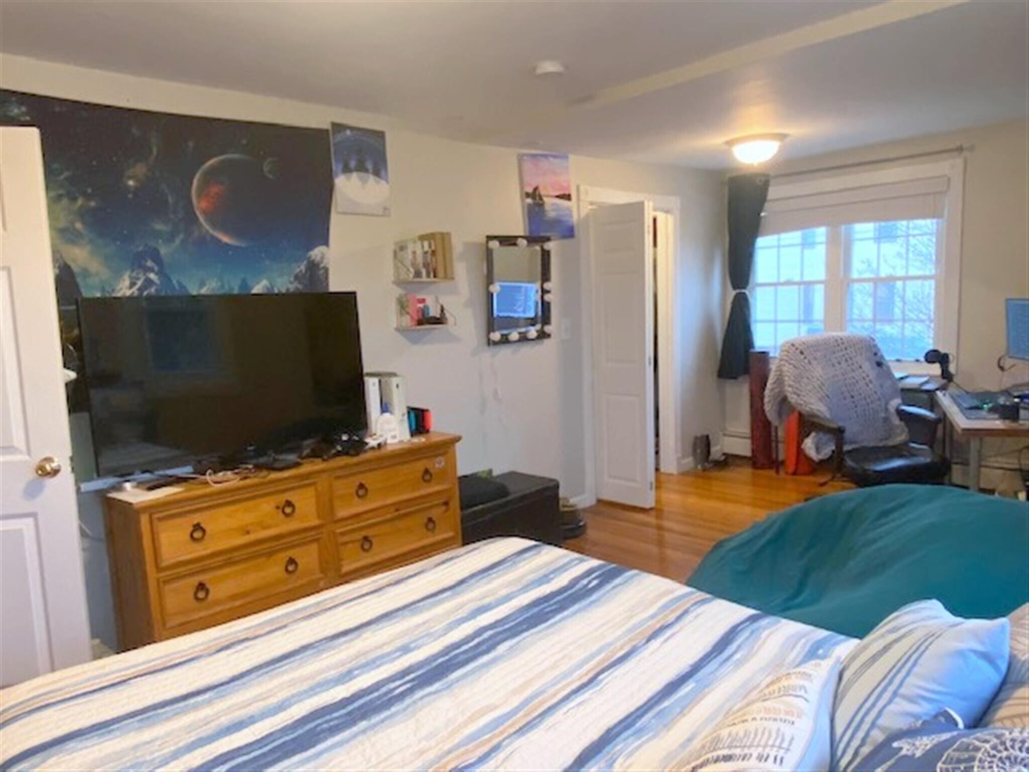 Building Photo - 521 Main St