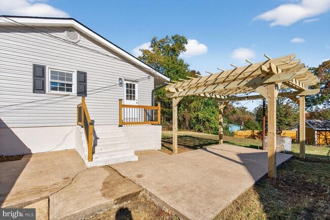 Building Photo - 8915 Sylvania St