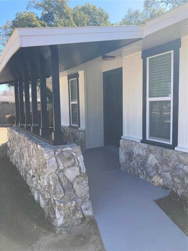 Building Photo - 2020 NE 11th Pl