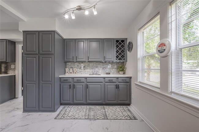 Building Photo - 920 W Orient St